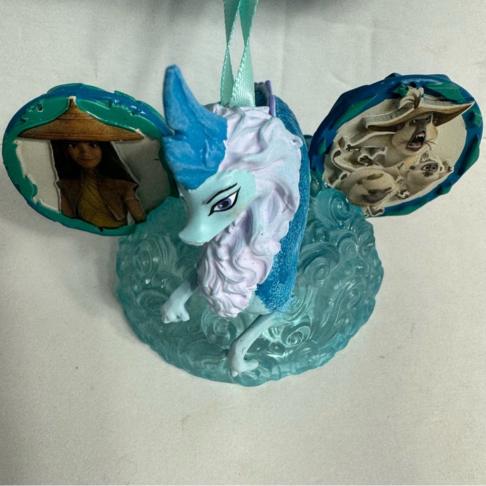 NWT. Disney Raya and the Last Dragon Light-Up Living Magic SketchbookOrnament